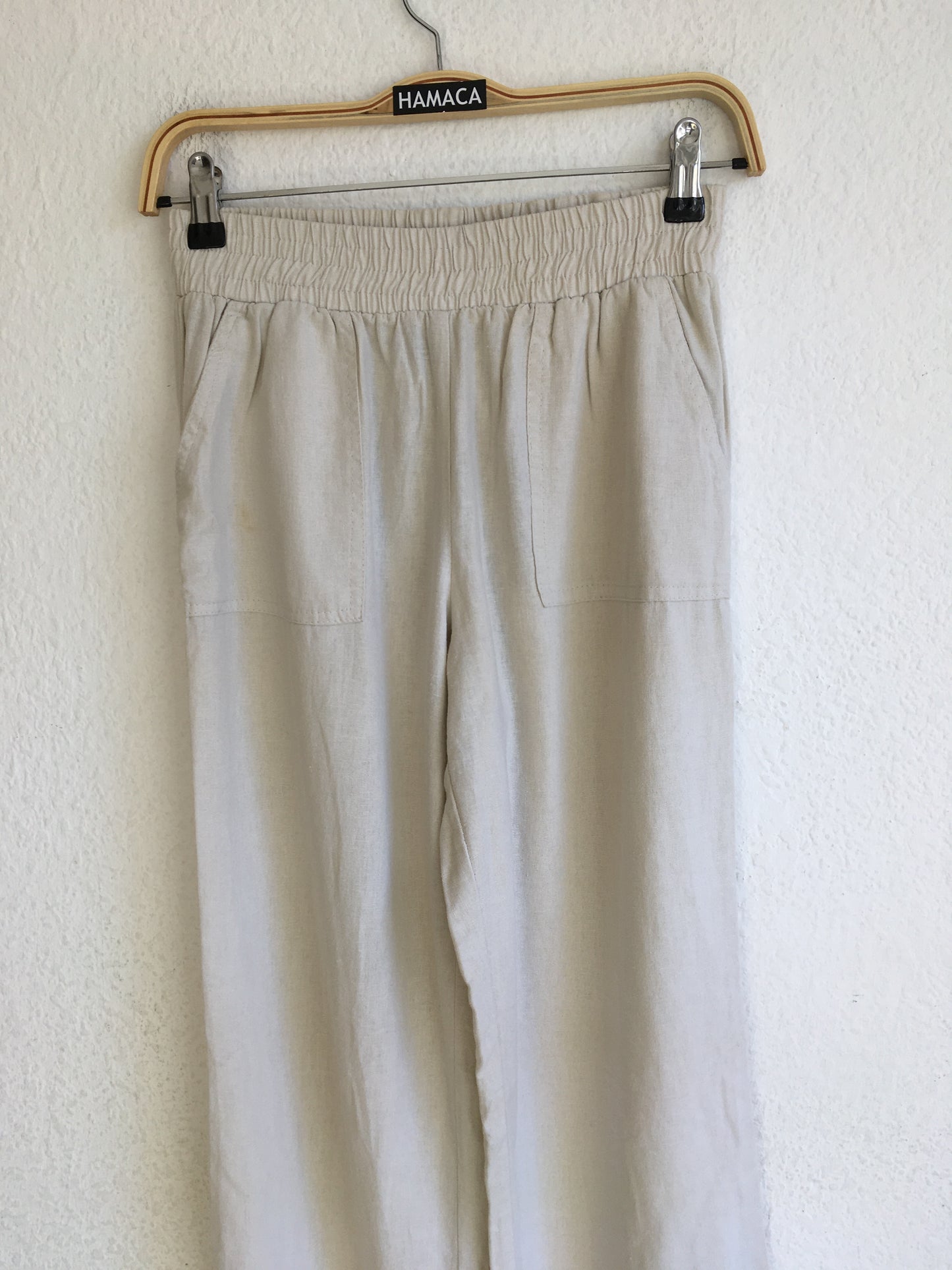 Pantalón beige tiro alto FOREVER. Talle S. $690