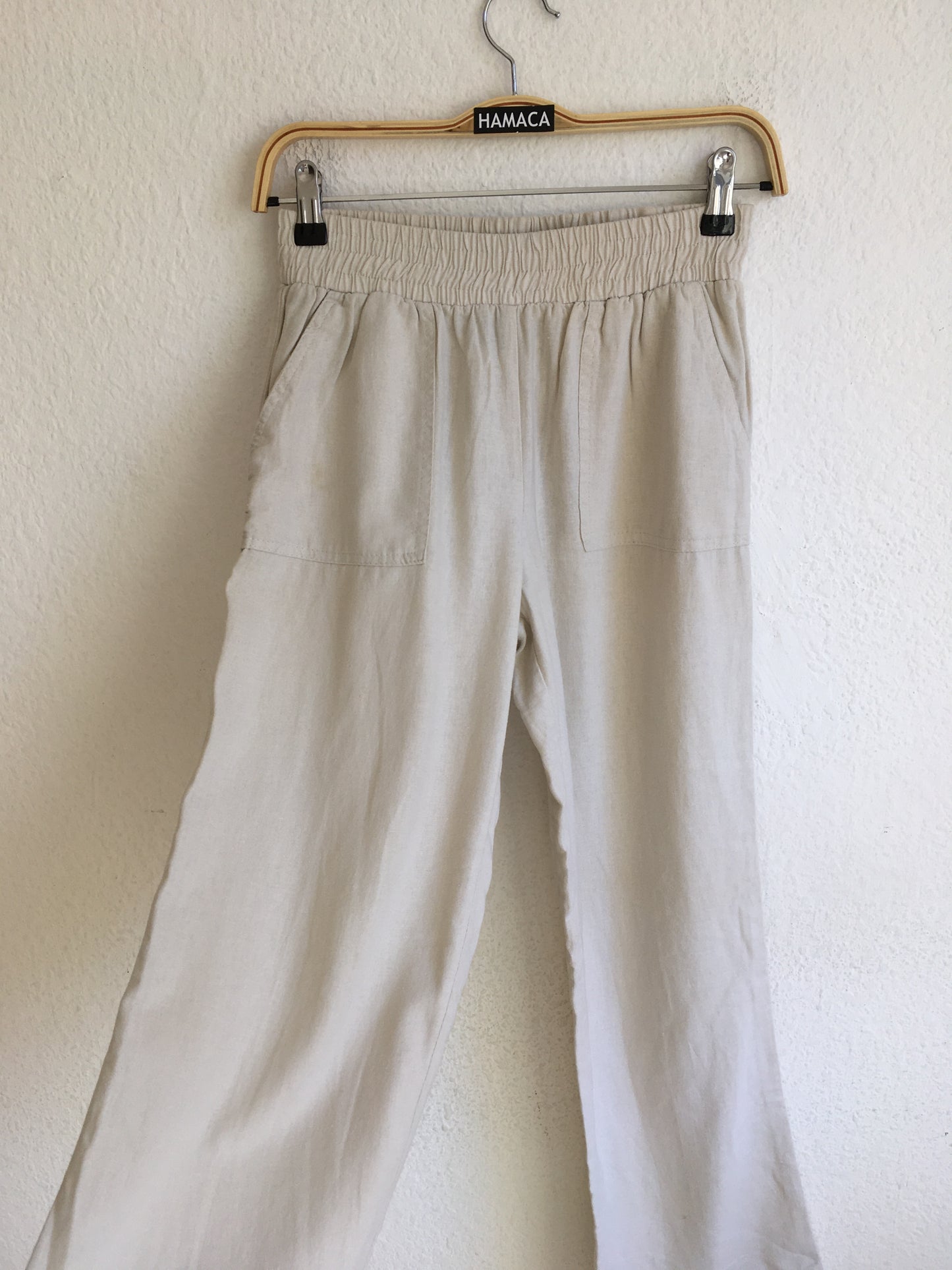 Pantalón beige tiro alto FOREVER. Talle S. $690