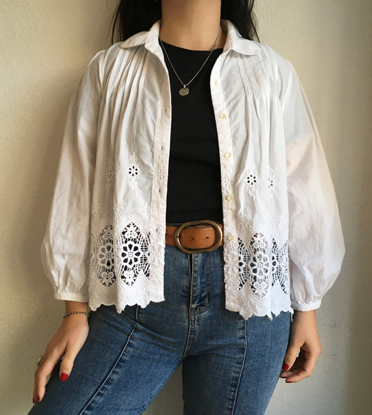 Camisa blanca con broderi. ZARA. Talle S. $590