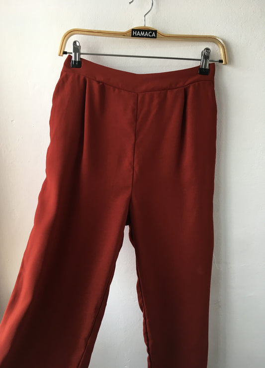 Pantalón de tela bordo tiro alto. SAURA. Talle L. $790