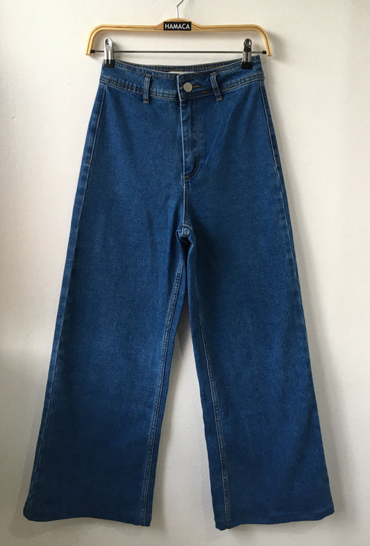 Jean azul ancho tiro alto. BAS. Talle 36. $790.